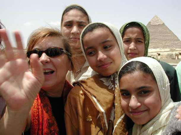 syusy in egitto tra un gruppo di donne