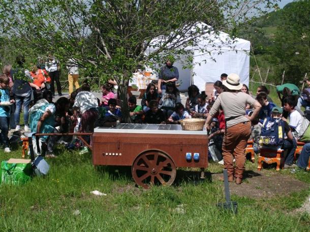 Syusy e una scolaresca all'orto