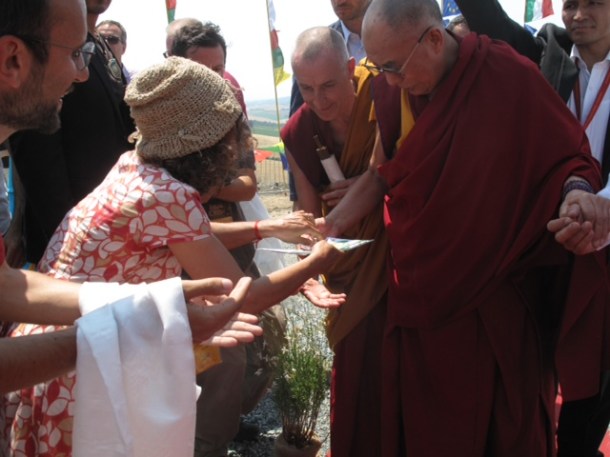 Fernanda Useri consegna la tessera onoraria dei Verdi a Sua Santità il Dalai Lama